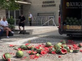 продавец арбузов в Казанлыке провела необычную акцию протеста