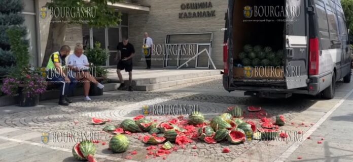 продавец арбузов в Казанлыке провела необычную акцию протеста