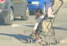 ребенок оказался на дороге в коляске в селе Кошарица в Несебре