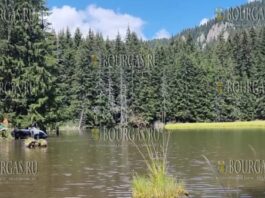 Водолазы очистили дно в одном из Смолянских озер от растительности и мусора