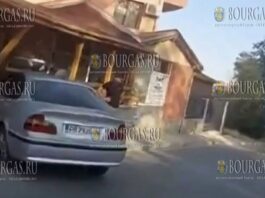 автомобиль врезался в пекарню кафе в Асеновграде