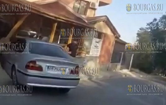 автомобиль врезался в пекарню кафе в Асеновграде