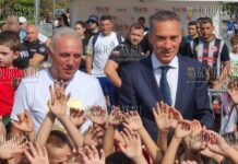 легенда болгарского футбола Христо Стоичков и мэр Бургаса дали старт третьему выпуску детского футбольного турнира „Пътят към звездите“
