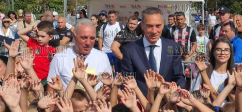 легенда болгарского футбола Христо Стоичков и мэр Бургаса дали старт третьему выпуску детского футбольного турнира „Пътят към звездите“