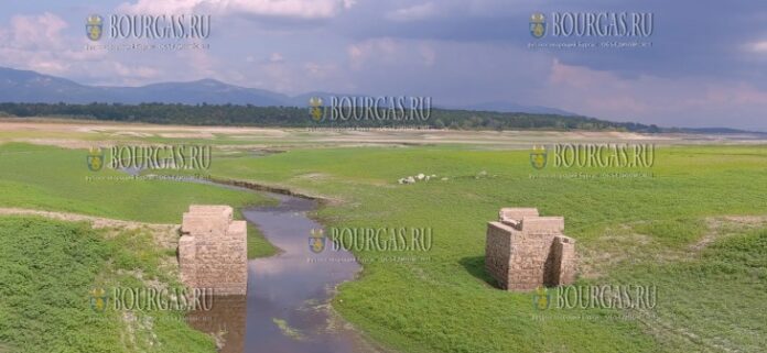остов старого моста на водохранилище Копринка
