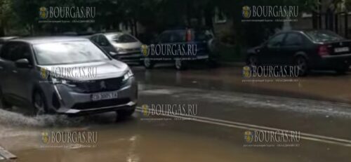проливной дождь с градом затопил улицы Рудозема в Смолянской области Болгарии