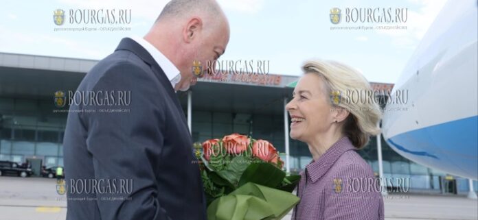 Росен Желязков и Урсула фон дер Ляйен в аэропорту Пловдива