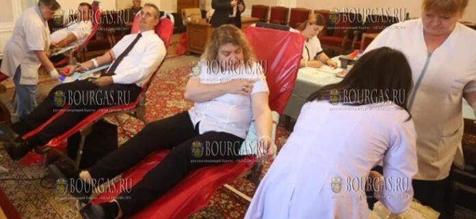 спикер парламента Болгарии на акции по сдаче крови