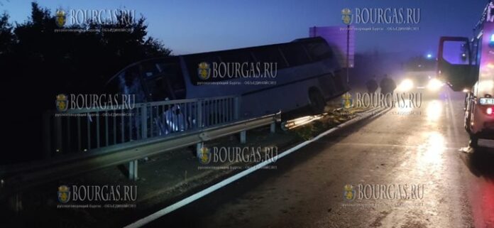 Автобус с рабочими в Болгарии слетел в овраг после ДТП Автобус с рабочими в Болгарии слетел в овраг после ДТП