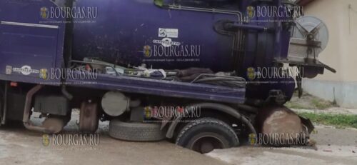 на дороге в Добриче провалилась грузовая машина