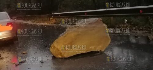небольшая часть скалы упала на дорогу Самоков-София
