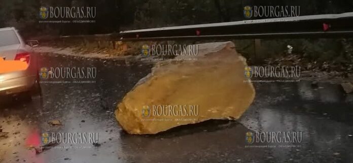небольшая часть скалы упала на дорогу Самоков-София небольшая часть скалы упала на дорогу Самоков-София