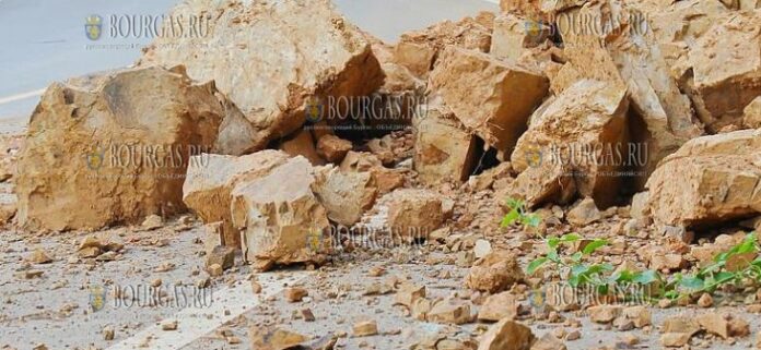 обвал на дороге в Болгарии