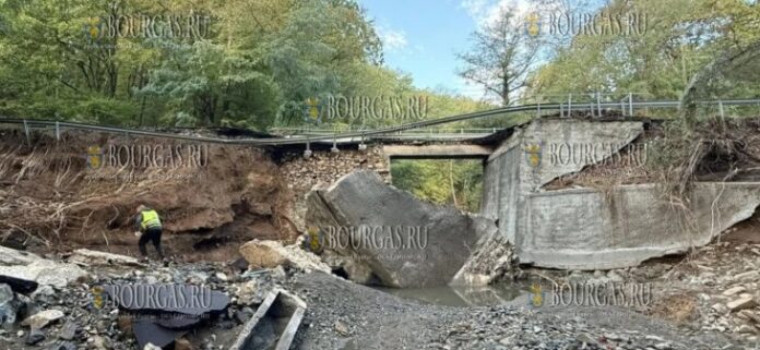 после наводнения в Болгарии обрушился мост