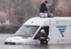 пожарные в Русе сняли мужчину с крыши затонувшего автобуса, пострадавшим оказался нелегал без документов