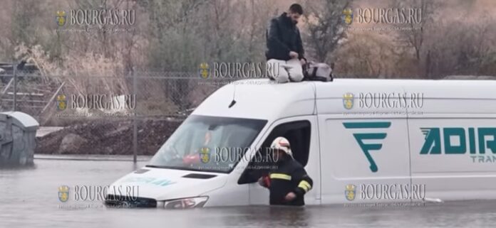 пожарные в Русе сняли мужчину с крыши затонувшего автобуса, пострадавшим оказался нелегал без документов