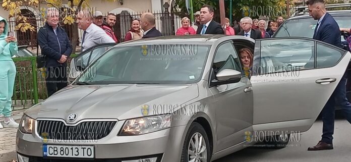 президента Болгарии катают на автомобиле его жены