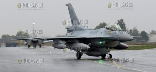 самолеты F-16 на авиа базе Граф Игнатиево в Болгарии
