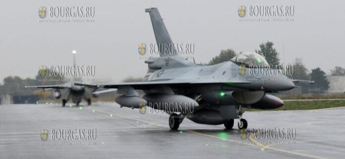 самолеты F-16 на авиа базе Граф Игнатиево в Болгарии