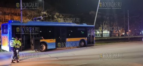 автобус в Софии врезался в электрический столб