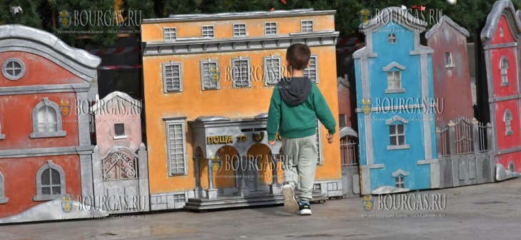 дети в Бургасе отправляют Деду Коледа свои пожелания