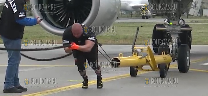 Два тяжелоатлета в Болгарии - тащили 40-тонный самолёт