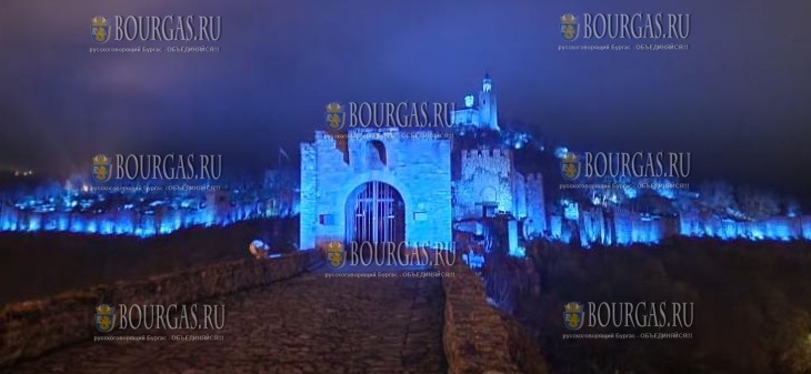 крепость Царевец в Болгарии была подсвечена синим цветом