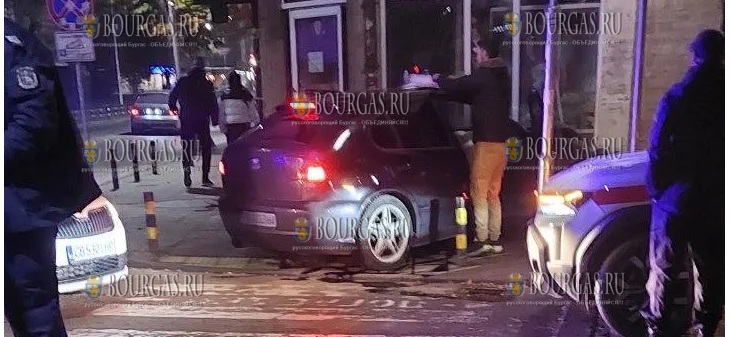 молодой человек въехал на машине в аптеку в Пловдиве