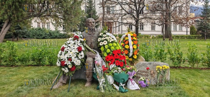 памятник Захарию Стоянову в Софии