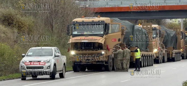 турецкий военный тягач с танком сломался на выезде из Хасково