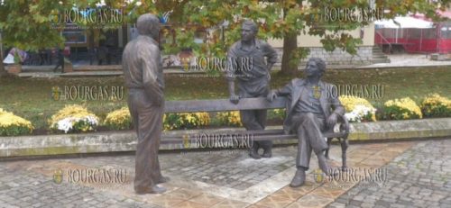 в Левски была открыта скульптурная композиция «Земляки», которая запечатлела трех великих болгар - Парцалева, Вачкова и Цончева