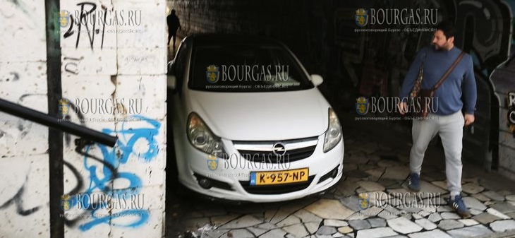в подземном переходе в Варне припаркован автомобиль иностранной регистрации
